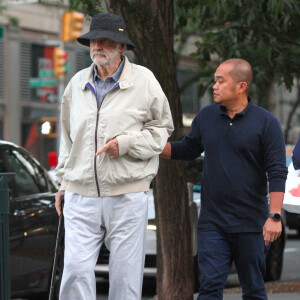 Sean Connery marche dans la rue avec une canne à New York le 11 septembre 2017.