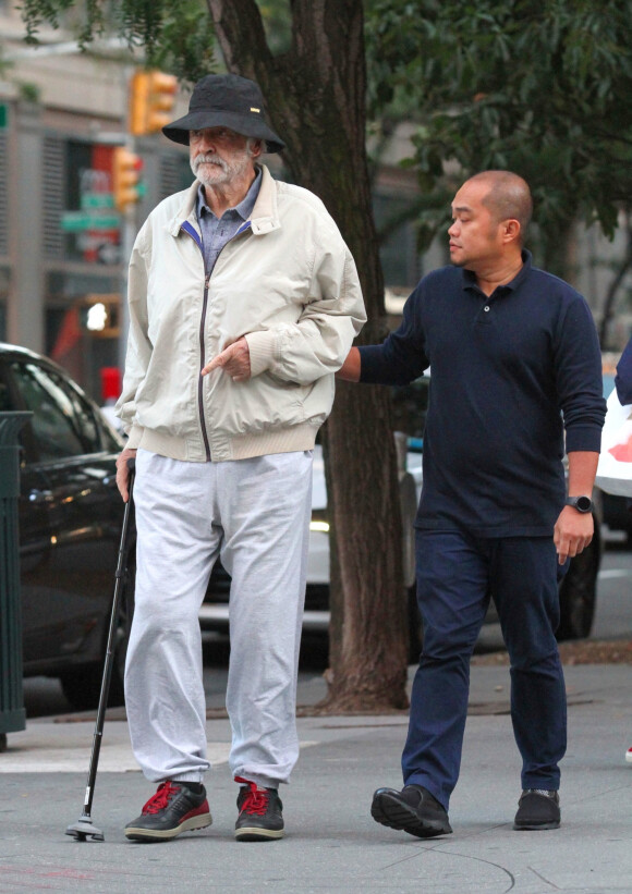 Sean Connery marche dans la rue avec une canne à New York le 11 septembre 2017.