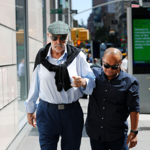 Sean Connery 87 ans depuis le 25 août, se balade à New York, aidé par un assistant le 30 août 2017.