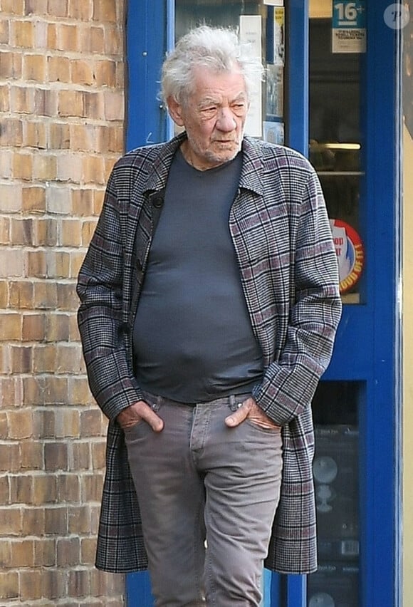 Exclusif - Sir Ian McKellen ("Le Seigneur des anneaux") envoie un ami faire des courses pour lui, en pleine épidémie de coronavirus (Covid-19) à Londres. Le 24 mai 2020.