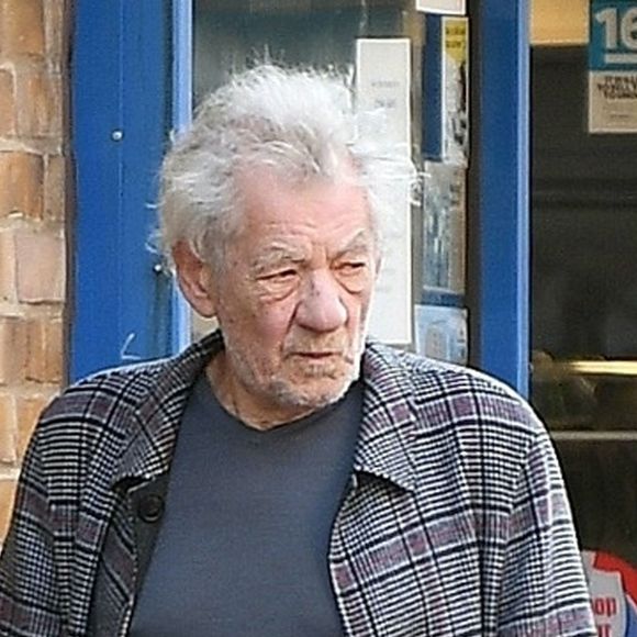 Exclusif - Sir Ian McKellen ("Le Seigneur des anneaux") envoie un ami faire des courses pour lui, en pleine épidémie de coronavirus (Covid-19) à Londres. Le 24 mai 2020.