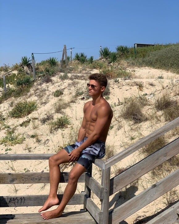 Tom Pernaut torse nu à la plage, sur Instagram, le 25 août 2020