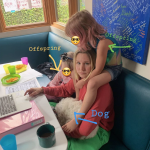 Kristen Bell, ses deux filles et leur chien. Mai 2020.