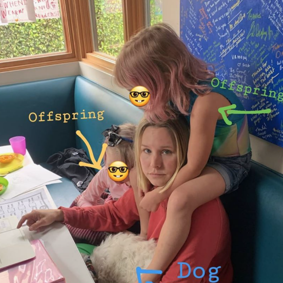 Kristen Bell, ses deux filles et leur chien. Mai 2020.