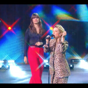 Clara Luciani et Gustine lors de la finale de The Voice 2020, diffusée sur TF1. Le samedi 13 juin 2020.