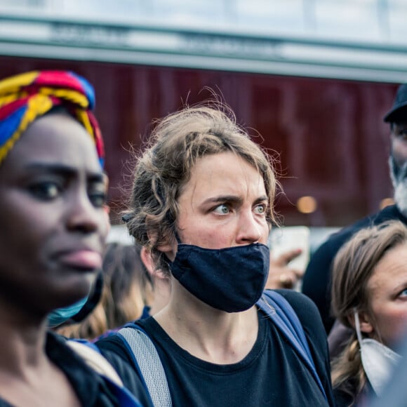 Adèle Haenel, Aïssa Maïga, Sara Forestier - People à la manifestation de soutien à Adama Traoré devant le tribunal de Paris le 2 juin 2020. © Cyril Moreau / Bestimage