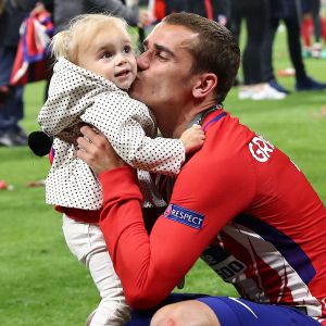 Antoine Griezmann et sa fille Mia après la finale de la Ligue Europa, l'Olympique de Marseille contre l'Atlético de Madrid au stade Groupama à Decines-Charpieu banlieue de Lyon, France, le 16 mai 2018. L'Atlético de Madrid a gagné 3-0. © Cyril Moreau/Bestimage