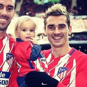 Antoine Griezmann avec sa fille Mia et son coéquipier de l'Atlético Madrid Diego Godin sur Instagram le 2 décembre 2017.