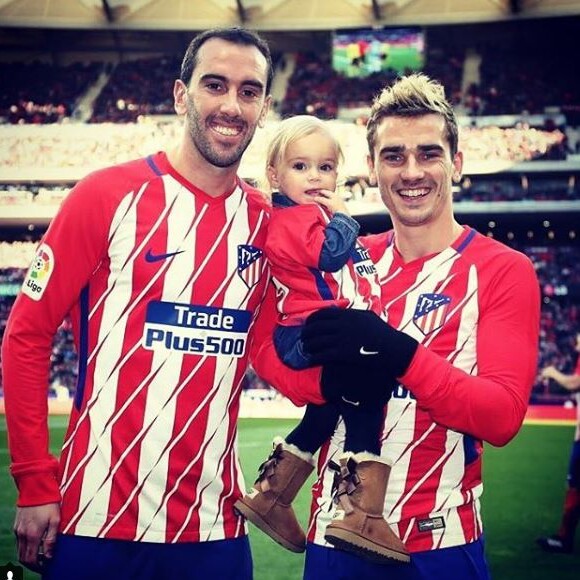 Antoine Griezmann avec sa fille Mia et son coéquipier de l'Atlético Madrid Diego Godin sur Instagram le 2 décembre 2017.