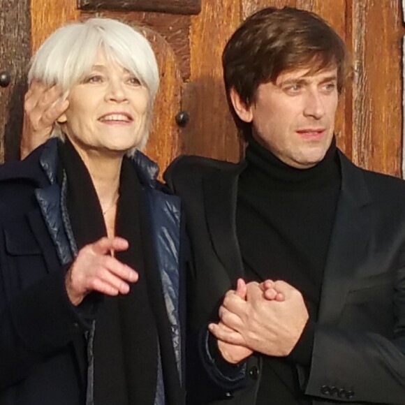 Exclusif - Françoise Hardy et son fils Thomas Dutronc se baladent le long des quais de l'Île Saint-Louis à Paris, France, le 2 novembre 2016.