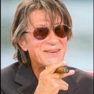 Jacques Dutronc - Plateau de l'émission "Vivement dimanche" spéciale Corse. Calvi. Le 27 mai 2005.