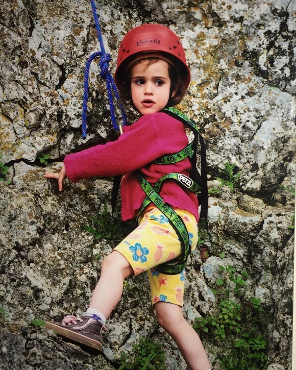Luce Douady a publié une photo d'elle enfant sur Instagram le 19 décembre 2018. Grand espoir de l'escalade, elle est décédée le 14 juin 2020 en Isère, après avoir fait une chute d'environ 150 mètres.