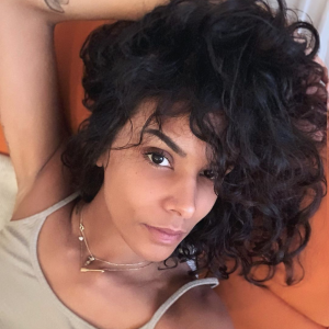 Selfie de Shy'm. Avril 2020.