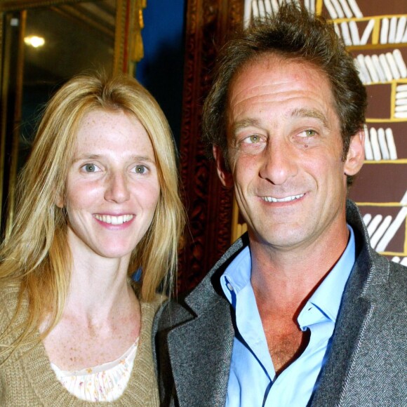 Sandrine Kiberlain et Vincent Lindon - Exposition de "Kilo" à la galerie Georges Bac Serre. Le 25 septembre 2003.