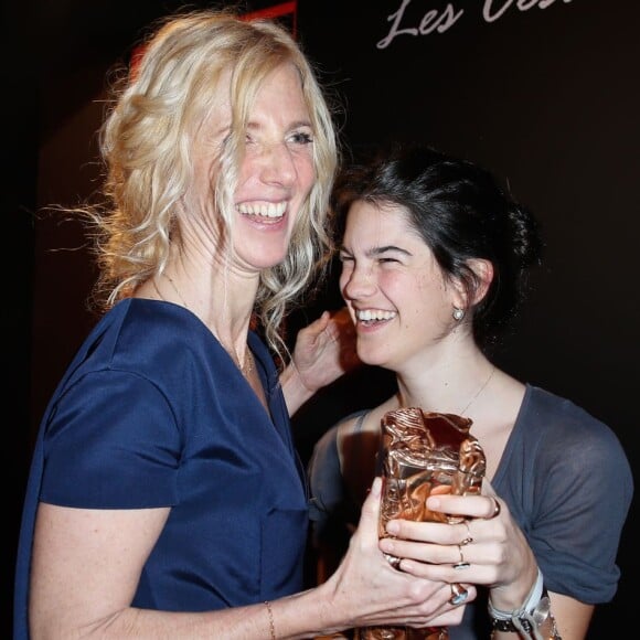 Sandrine Kiberlain (César de la meilleure actrice pour le film "9 mois ferme") et sa fille Suzanne lors du dîner au Fouquet's post-César le 28 février 2014.