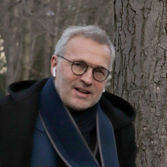 Laurent Ruquier, le bras plâtré - Arrivées des people à l'enregistrement de l'émission ' Vivement Dimanche ' au studio Gabriel à Paris le 13 novembre 2019.