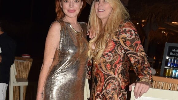 Lindsay Lohan : Sa mère Dina est fiancée à son chéri rencontré sur internet