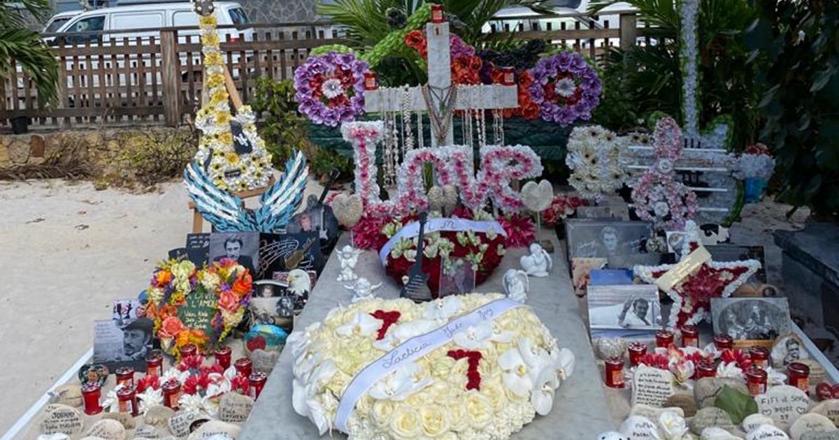 Nouvelle Tombe De Johnny Hallyday Photos Exclusif - La tombe de Johnny Hallyday a été complètement nettoyée et