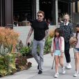 Joy, Jade et Françoise, mère de Laeticia - Johnny Hallyday, souriant, très en forme et très amoureux de sa femme Laeticia (Béquilles) sort déjeuner en famille au Water Grill de Santa Monica le 18 mars 2017 pour l'anniversaire de Laeticia qui fête le jour même ses 42 ans. a