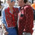 Johnny Hallyday avec sa femme Laeticia, leurs filles Jade et Joy, Marie Poniatowski avec son mari Pierre Rambaldi et leur fille Tess, à Santa Monica, le 1er avril 2017. -