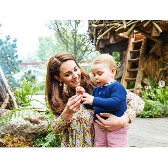 Kate Middleton et le prince William publient des photos de leur après-midi du dimanche 19 mai 2019 en famille au Chelsea Flower Show, avec leurs enfants (le prince George, la princesse Charlotte et le prince Louis) sur Instagram. Photo prise par @mattporteous.