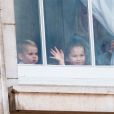 La princesse Charlotte de Cambridge et le prince Louis de Cambridge à la fenêtre du palais de Buckingham lors de la parade Trooping the Colour 2019, célébrant le 93ème anniversaire de la reine Elisabeth II, Londres, le 8 juin 2019.
