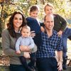 Le prince William, duc de Cambridge, et Catherine (Kate) Middleton, duchesse de Cambridge, posent avec leurs trois enfants, le prince Louis, la princesse Charlotte et le prince George à Anmer Hall, Norfolk, Royaume Uni. Décembre 2018