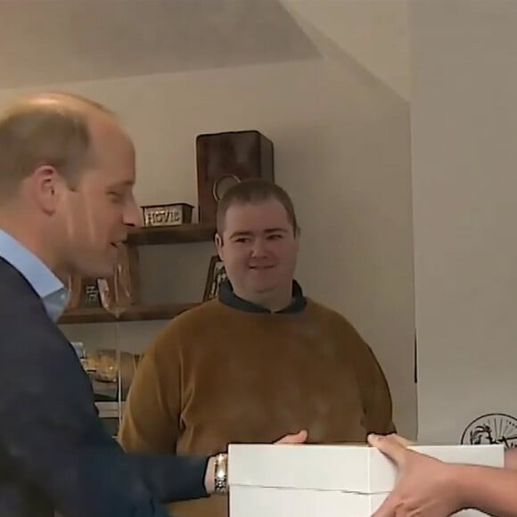 Le prince William, duc de Cambridge visite une boulangerie et reçoit un gâteau d'anniversaire à Londres, Royaume Uni, le 19 juin 2020.