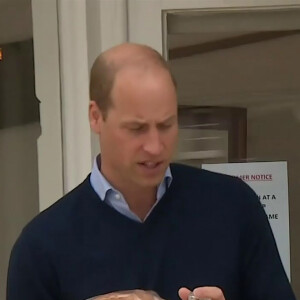 Le prince William, duc de Cambridge visite une boulangerie et reçoit un gâteau d'anniversaire à Londres, Royaume Uni, le 19 juin 2020.