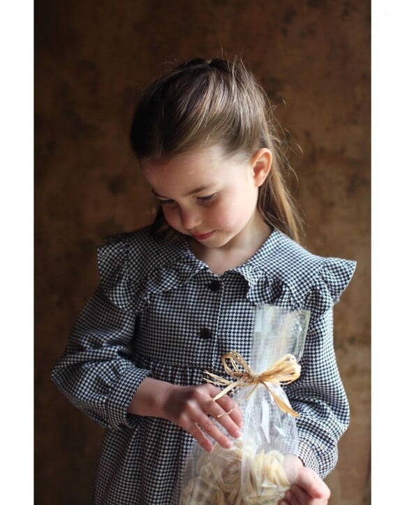 La princesse Charlotte fête ses 5 ans, portrait réalisé par sa mère Kate Middleton, sur Instagram le 2 mai 2020.