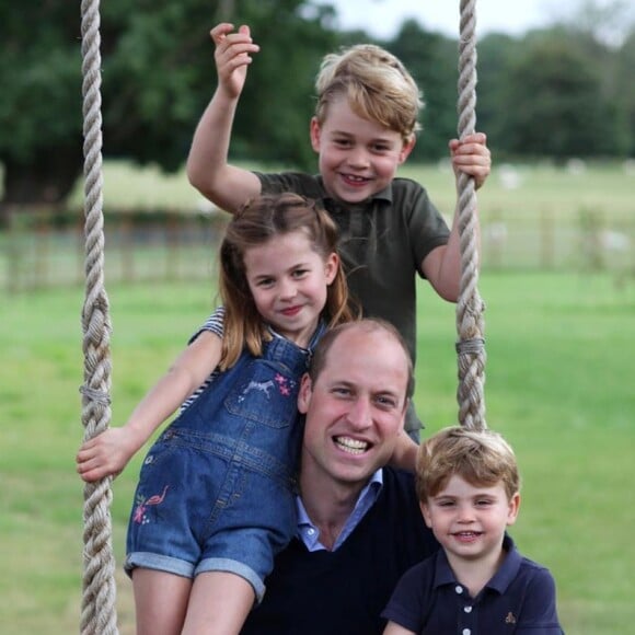 Le prince William et ses trois enfants, le prince George, la princesse Charlotte et le prince Louis, sur Instagram le 21 juin 2020. La photo a été prise par Kate Middleton en juin 2020 dans leur maison d'Anmer Hall, dans le Norfolk.