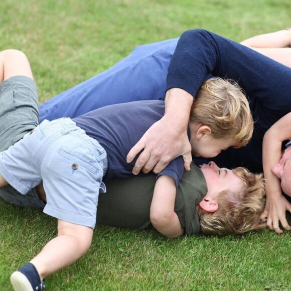 Le prince William et ses trois enfants, le prince George, la princesse Charlotte et le prince Louis, sur Instagram le 21 juin 2020. La photo a été prise par Kate Middleton en juin 2020 dans leur maison d'Anmer Hall, dans le Norfolk.