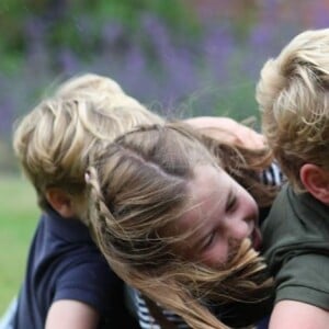 Le prince William et ses trois enfants, le prince George, la princesse Charlotte et le prince Louis, sur Instagram le 21 juin 2020. La photo a été prise par Kate Middleton en juin 2020 dans leur maison d'Anmer Hall, dans le Norfolk.