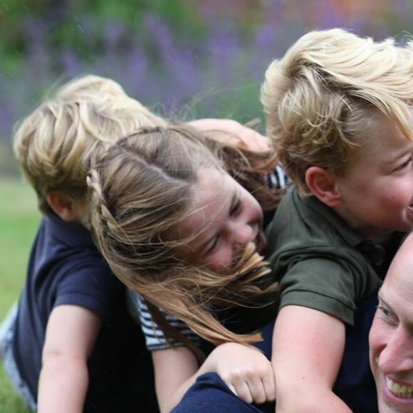 Le prince William et ses trois enfants, le prince George, la princesse Charlotte et le prince Louis, sur Instagram le 21 juin 2020. La photo a été prise par Kate Middleton en juin 2020 dans leur maison d'Anmer Hall, dans le Norfolk.