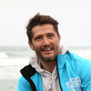 Exclusif - L'ancien footballeur et présentateur télé Bixente Lizarazu nettoie les plages d'Anglet avec des écoliers en ouverture des journées nationales du nettoyage le 17 mars 2017. Cette opération est à l'initiative de Surfrider Foundation Europe dont Bixente Lizarazu est un des parrains. © Patrick Bernard / Christophe de Prada / Bestimage