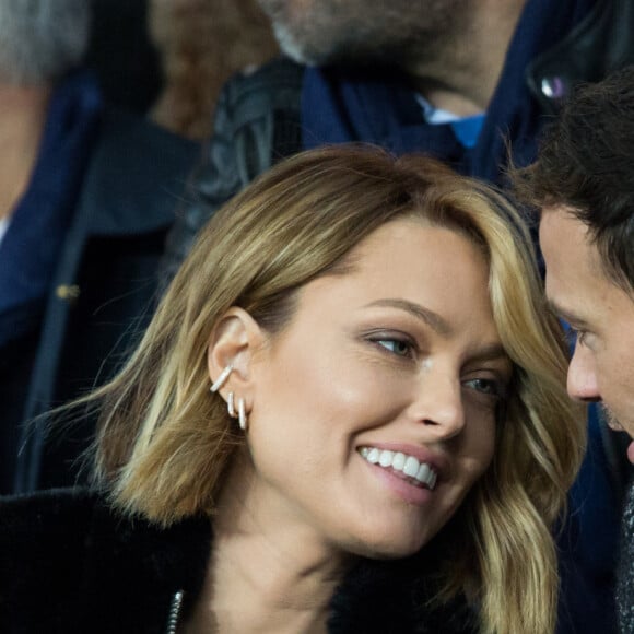 Caroline Receveur et son compagnon Hugo Philip dans les tribunes lors du match de Ligue 1 "PSG - OM (4-0)" au Parc des Princes, le 27 octobre 2019. © Cyril Moreau/Bestimage