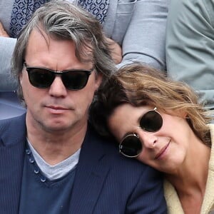 Isabelle Gelinas et son compagnon - People dans les tribunes des Internationaux de France de tennis de Roland Garros à Paris. Le 31 mai 2015.