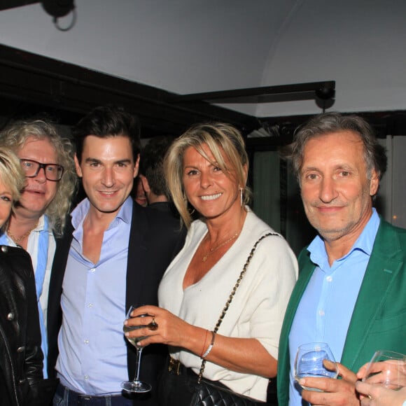 Exclusif - Enora Alix, Sophie Davant, Pierre-Jean Chalençon, Harold Hessel, Caroline Margeridon, Paul Azzopardi et guest à la soirée Warner avec l'équipe d'affaire conclue à la brasserie Les Princes à Paris, France, le 26 septembre 2019. © Philippe