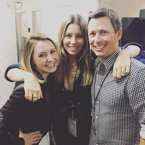 Beverley Mitchell pose avec son mari et Jessica Biel dans les coulisses du concert de Justin Timberlake. Instagram, octobre 2018.