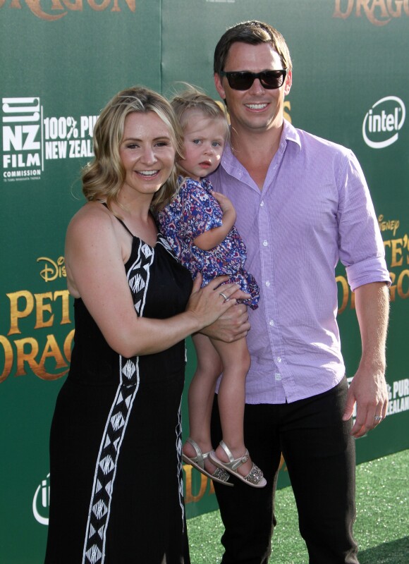 Beverley Ann Mitchell avec son mari Michael Cameron et sa fille Kenzie Lynne Cameron à la première de "Pete's Dragon" au théâtre El Capitan à Hollywood, le 8 août 2016.