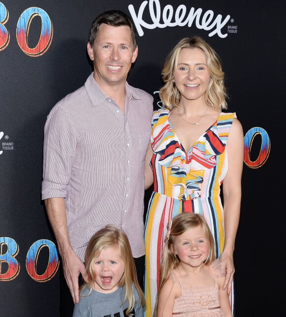 Beverley Mitchell avec son mari Michael Cameron et ses enfants Hutton Michael et Kenzie Cameron à la première de Dumbo à Hollywood, Los Angeles, le 11 mars 2019.