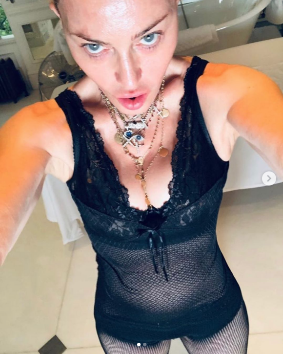 Madonna se prend en selfie en lingerie avant un traitement médical. Mai 2020.
