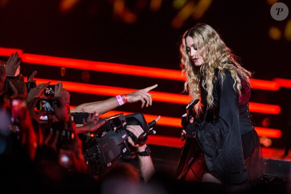 Madonna en concert à l'AccorHotels Arena (Bercy) à Paris, le 9 décembre 2015.