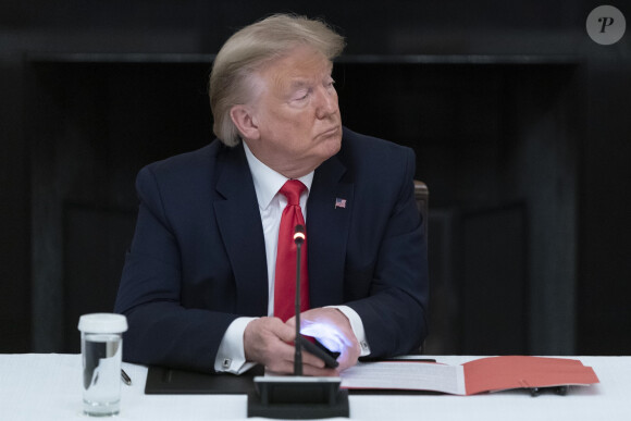 Le président américain Donald Trump et les gouverneurs des Etats lors d'une réunion sur la réouverture des petites entreprises, après le confinement lié au coronavirus (Covid-19), à la Maison Blanche. Washington. Le 18 juin 2020.