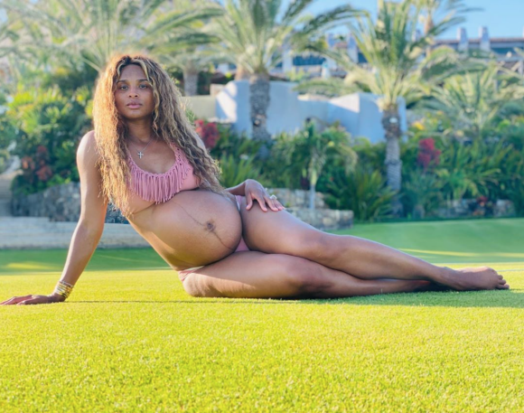 Ciara, enceinte de son troisième enfant. Juin 2020.