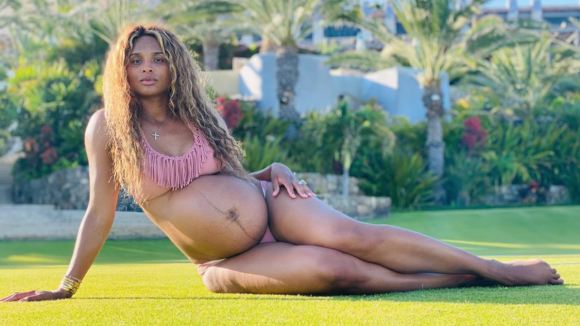 Ciara, enceinte : en bikini dans son jardin, elle dévoile son ventre très rond