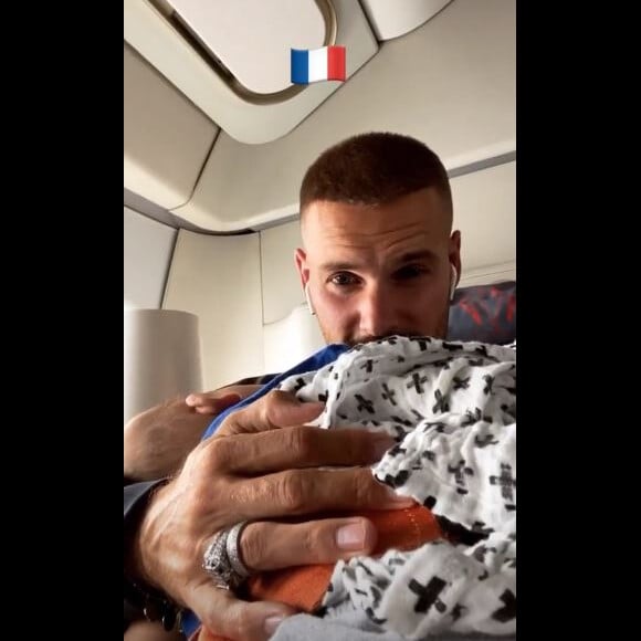 M. Pokora rentre en France après avoir été confiné à Los Angeles. C'est le premier voyage sur le territoire français avec son fils Isaiah. Le 26 juin 2020.