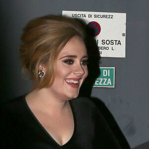 La chanteuse Adele rencontre ses fans lors de son arrivée à Milan en Italie le 4 décembre 2015.