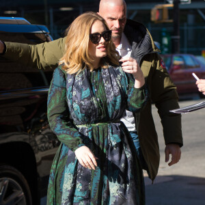 La chanteuse Adele rencontre ses fans dans la rue à New York, le 25 novembre 2015.