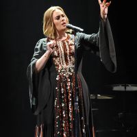 Adele surprend en reportant une robe d'avant son régime